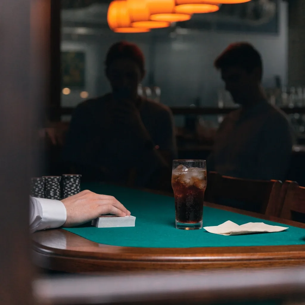 Pokerový stůl v herně Ironbark Lounge před začátkem večera