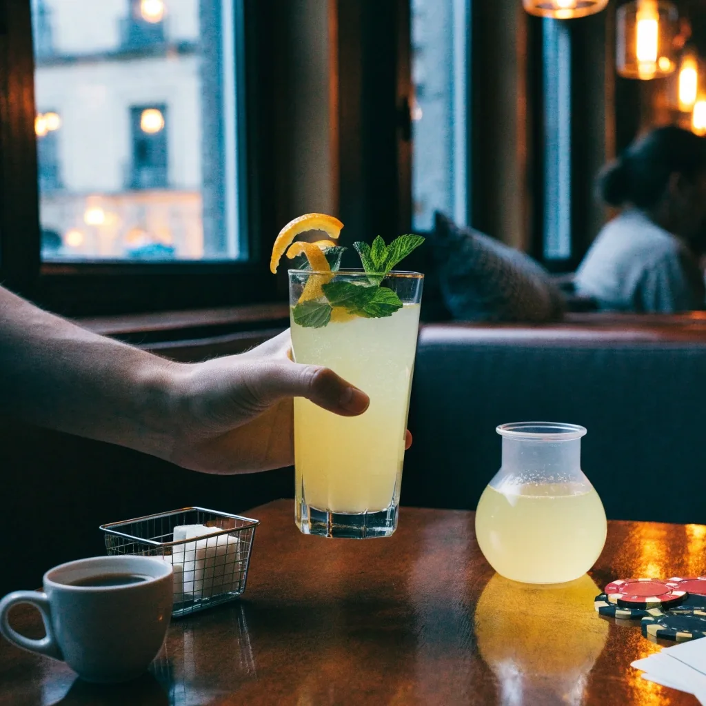 Filtr káva a domácí limonáda na stole v kavárně