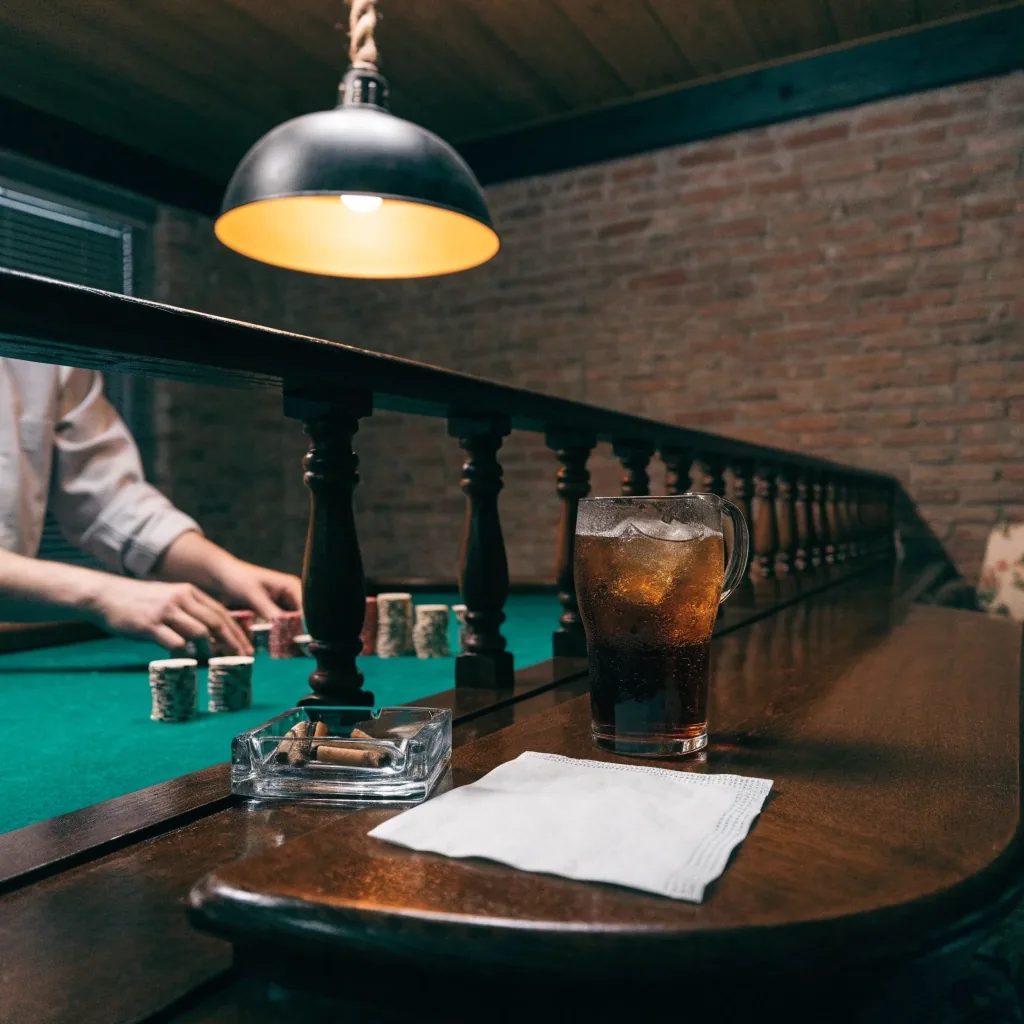Pokerový stůl v prostorách lounge kavárny Ironbark, kde platí pravidla provozu podniku